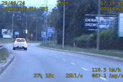 Wyprzedził na przejściu nieoznakowany radiowóz. Potem pędził ponad 100 km/h - film