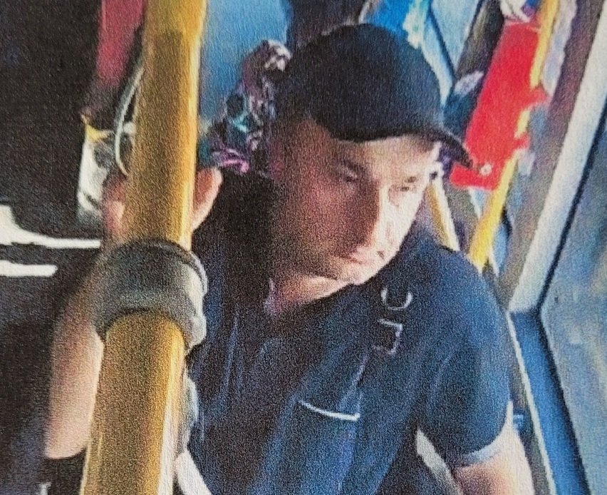 Szukają kieszonkowca. Okradł starszą kobietę w miejskim autobusie - foto