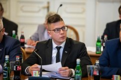 Kto za zdymisjonowanego radnego? Na czoło wysuwa się faworytka