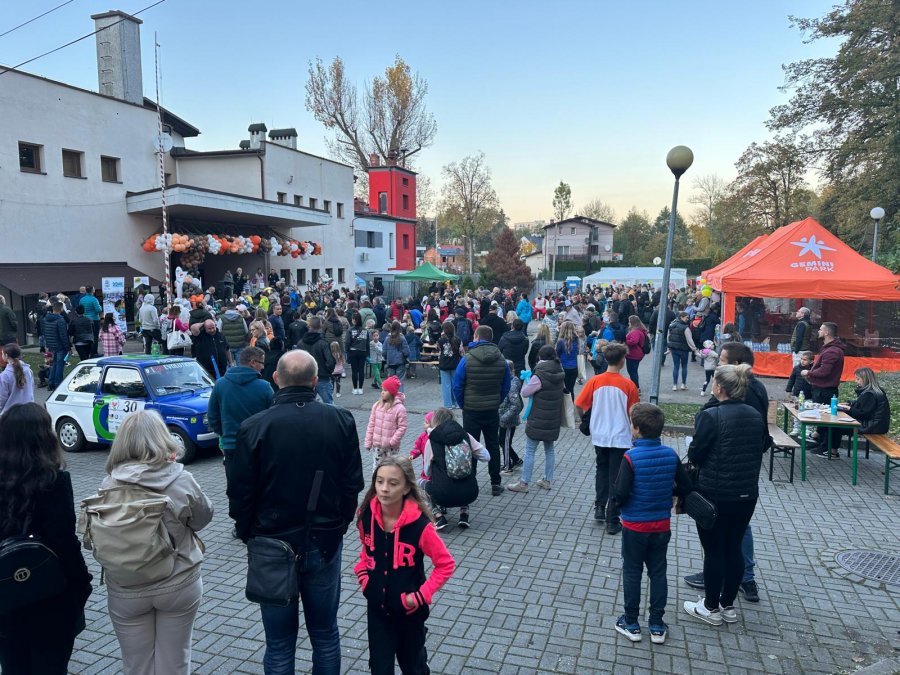 Rodzinny piknik w Kamienicy. Świetnie się bawili i licytowali na potrzeby szkoły - foto i film