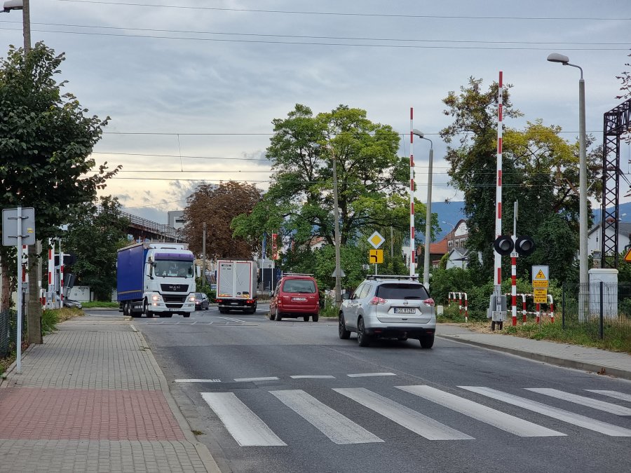 Chaos przy ul. Komorowickiej. Dziś przejazd już na pewno ma zostać zamknięty - foto