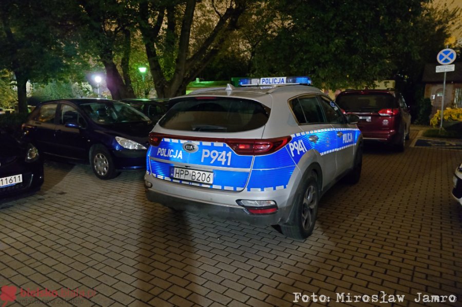 Nocne włamanie do sklepu. Wyważono drzwi do budynku - foto