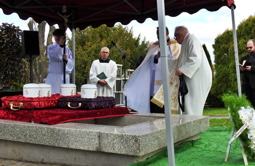 We wspólnym grobie złożono pięć urn. Taka ceremonia odbywa się tu raz w roku - foto