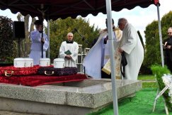 We wspólnym grobie złożono pięć urn. Taka ceremonia odbywa się tu raz w roku - foto