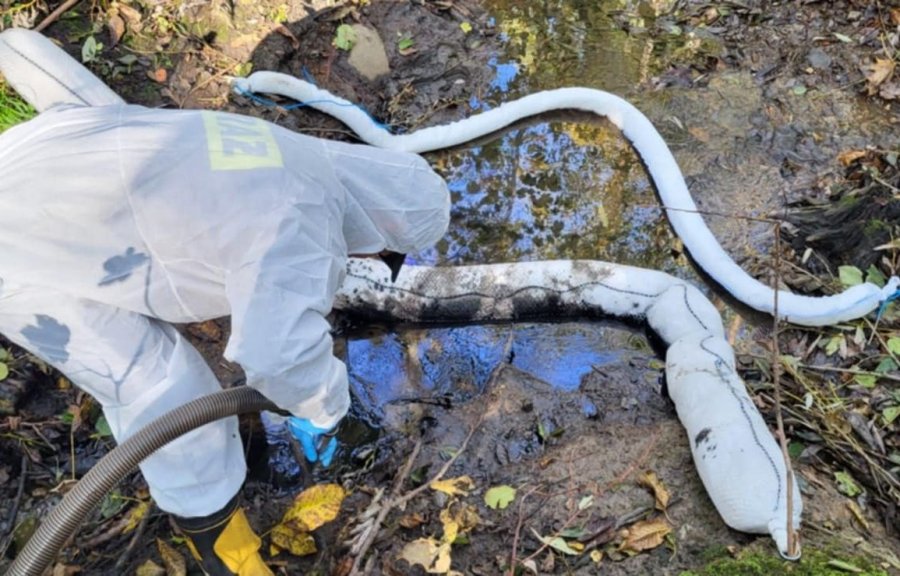 Oleista substancja ujawniona w potoku. Na miejscu grupa ratownictwa chemicznego - foto