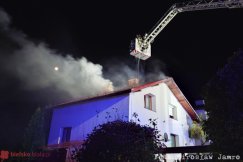 Pożar poddasza budynku. Do pomocy włączyli się sąsiedzi - foto