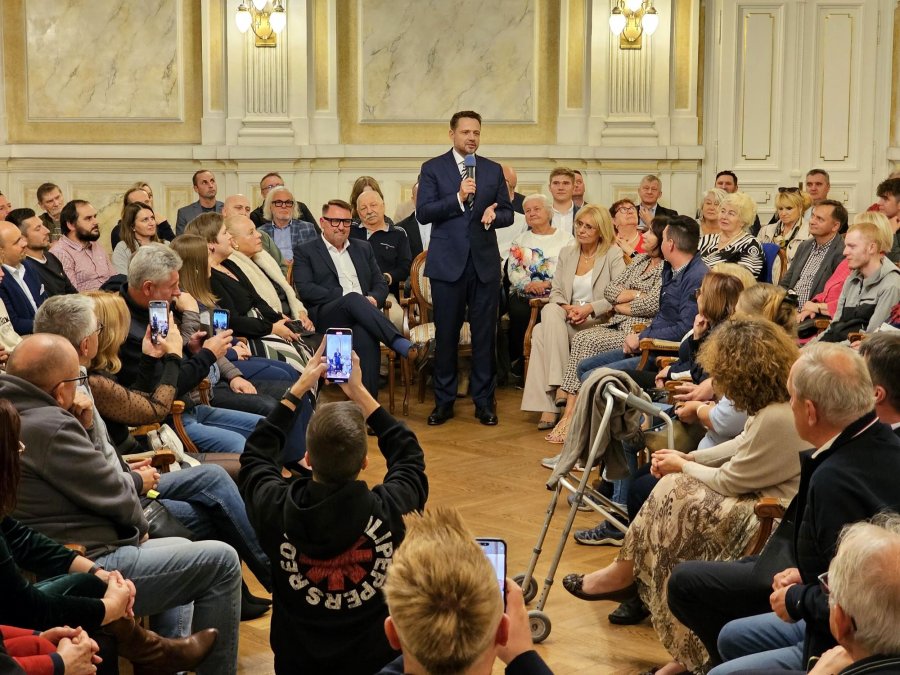 Trzaskowski rozpoczął kampanię w Bielsku-Białej? Na sali padały pytanie o aborcję i wybory w USA