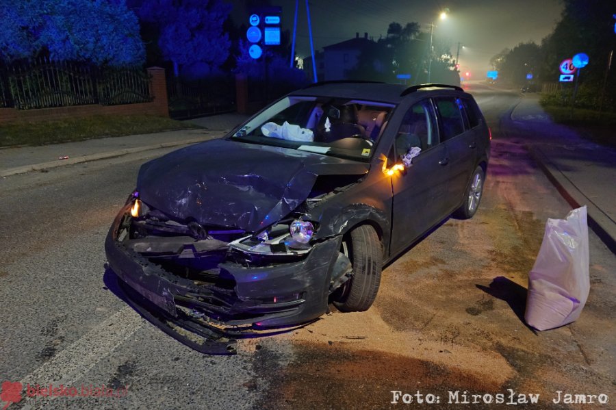 Czołowe zderzenie osobówek. Uszkodzony trzeci pojazd - foto