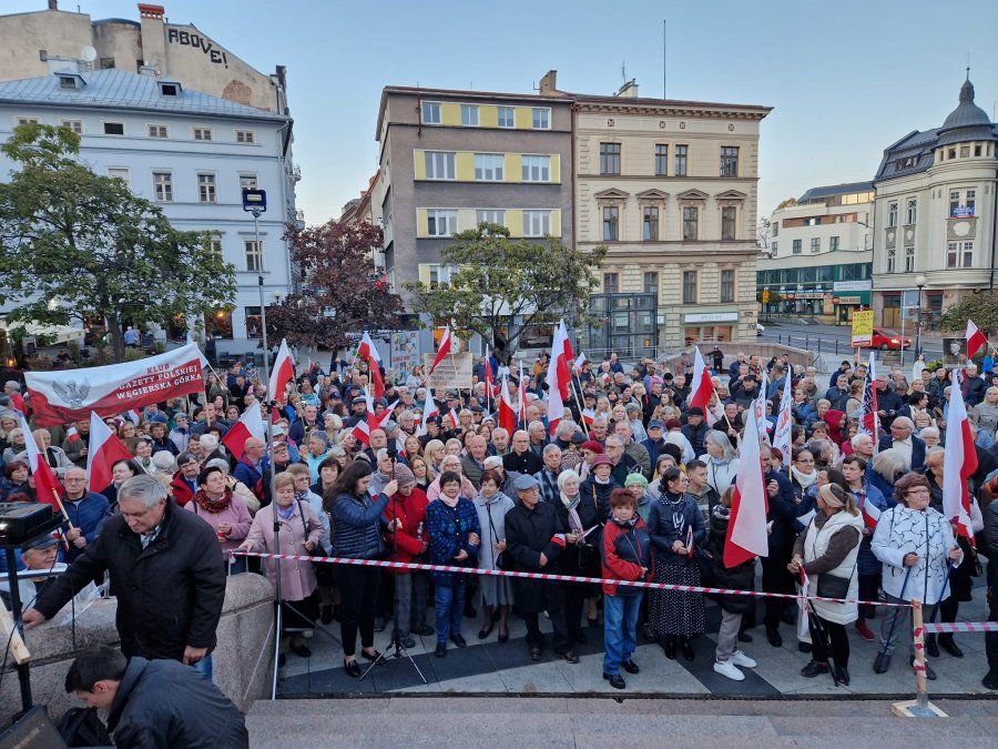 Protestowali w obronie oskarżonego księdza. Tłumy z transparentami pod katedrą i na placu - foto