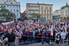 Protestowali w obronie oskarżonego księdza. Tłumy z transparentami pod katedrą i na placu - foto