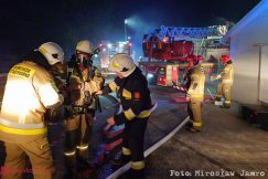Pożar elewacji hali w Jasienicy. Podano cztery prądy wody - foto