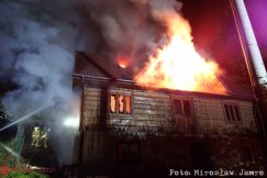 Nocny pożar drewnianego budynku. Z ogniem walczyło siedem zastępów! - foto