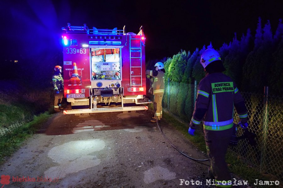 „Coś wybuchło w domu i jest pożar”. Cztery zastępy straży i policja w akcji - foto