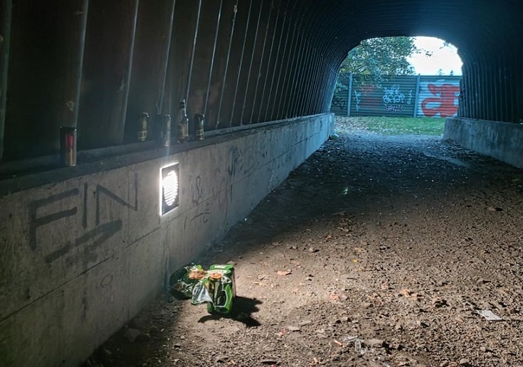 Podziemne przejście w końcu oświetlone. Miało odstraszać, a sprzyja libacjom? - foto