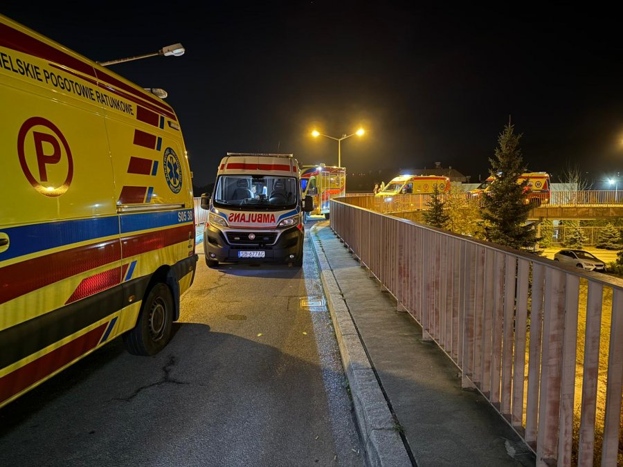 Na awanturze w Żywcu tracą pacjenci w Bielsku-Białej. Długa kolejka karetek i ograniczone przyjęcia