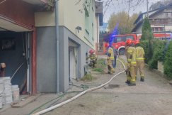 Paliła się piwnica, w której znajdował się warsztat. Trzy zastępy na miejscu - foto