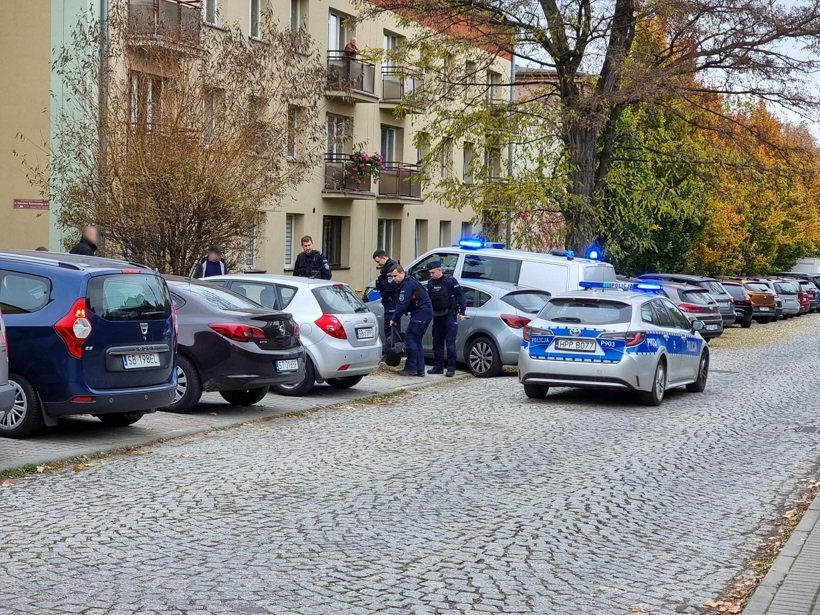 Zwłoki ujawnione na ulicy. Czynności będą prowadzone z udziałem prokuratora - foto