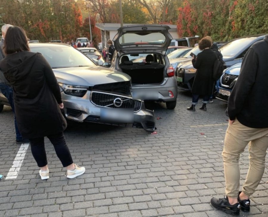 Pomylony pedał i pięć uszkodzonych aut. Seniorka doprowadziła do sporego karambolu - foto