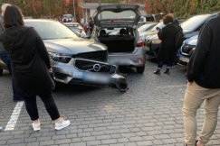 Pomylony pedał i pięć uszkodzonych aut. Seniorka doprowadziła do sporego karambolu - foto