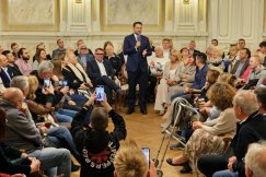 Sala za darmo, a kto zapłacił za telebim? Miasto dołożyło do wizyty Trzaskowskiego w Ratuszu