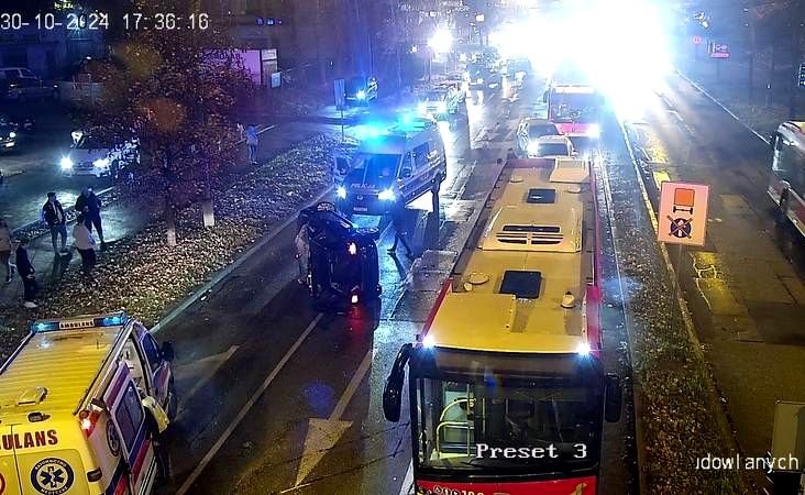 Auto wylądowało na boku. Jedna osoba najpewniej trafi do szpitala - foto