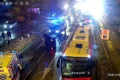 Auto wylądowało na boku. Jedna osoba najpewniej trafi do szpitala - foto