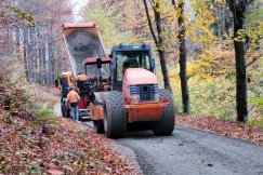 Kilkutonowy walec i rozściełacz budował drogę na Szyndzielnie. Mieszkańcy nie kryją oburzenia