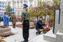 Wiązanki w miejscach pamięci. To początek świętowania niepodległości - foto