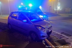 Nad ranem pijany kierowca skosił latarnię. Na miejsce wezwano policję - foto