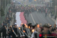 Salwy dla poległych w walce o wolną Polską. Nieśli gigantyczną biało-czerwoną flagę ZDJĘCIA