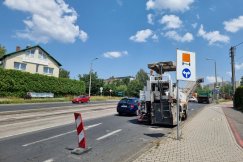 Szykuje się wymiana asfaltu na ruchliwej ulicy. Co z planowaną przebudową skrzyżowania?