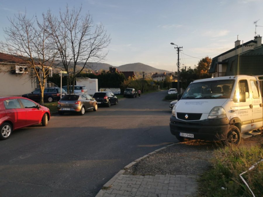 Parkują jak popadnie i zastawiają chodnik obok dyskontu. Problem jest znany strażnikom - foto