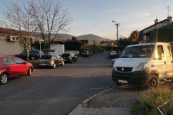 Parkują jak popadnie i zastawiają chodnik obok dyskontu. Problem jest znany strażnikom - foto