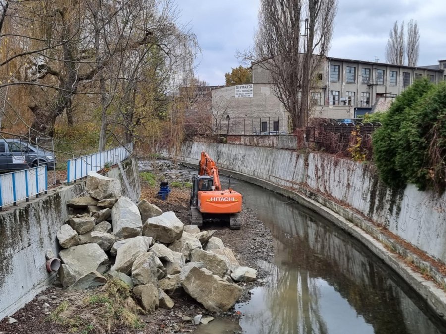 Ciężki sprzęt w korycie. Usuwają śmieci, uzupełniają beton i robią narzuty kamienne - foto