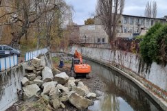 Ciężki sprzęt w korycie. Usuwają śmieci, uzupełniają beton i robią narzuty kamienne - foto
