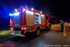 Nocny pożar obok budynku. Z ogniem poradzili sobie strażacy ochotnicy - foto
