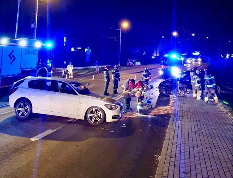 Czołowe zderzenie w Hałcnowie, na badania trafiło dziecko. Przyczyną zaśnięcie? - foto
