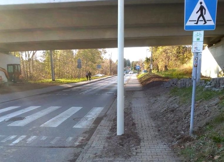 „Niebezpieczne absurdy inwestycyjne” w Starym Bielsku. Słup wyrósł na środku chodnika - foto