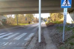 „Niebezpieczne absurdy inwestycyjne” w Starym Bielsku. Słup wyrósł na środku chodnika - foto