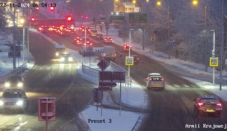Po nocnych opadach drogi w mieście są czarne. IMGW prognozuje dalsze opady - foto