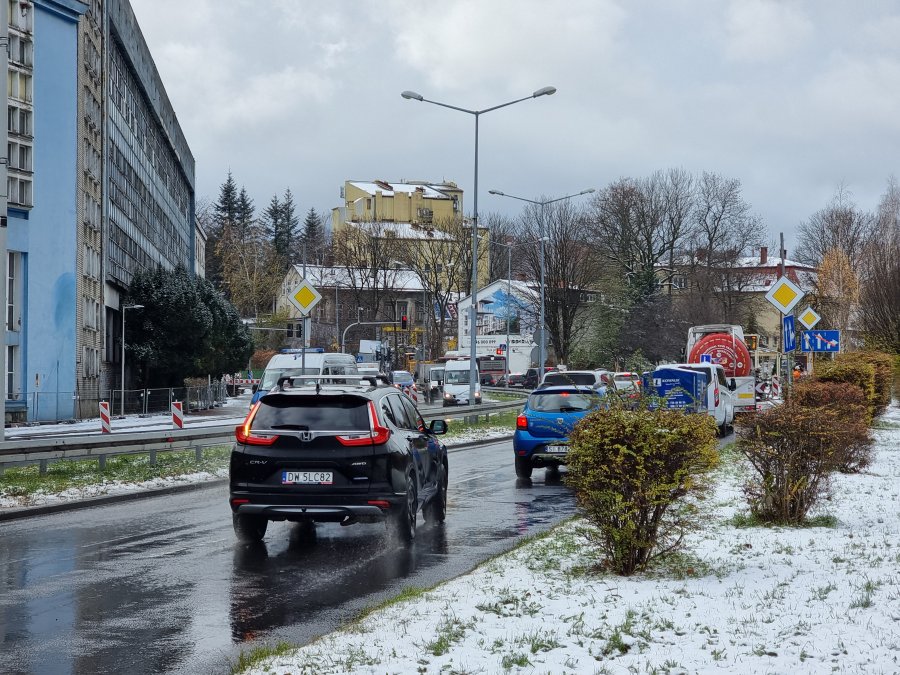 Niebezpieczny poranek na drogach. Policjanci pracują przy kilkunastu kolizjach - foto