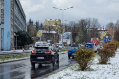Niebezpieczny poranek na drogach. Policjanci pracują przy kilkunastu kolizjach - foto