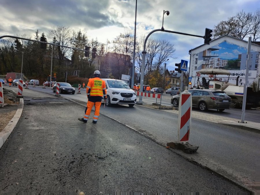 Zbliża się koniec utrudnień w centrum. Będą układać kolejne warstwy nawierzchni - foto