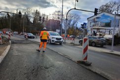 Zbliża się koniec utrudnień w centrum. Będą układać kolejne warstwy nawierzchni - foto