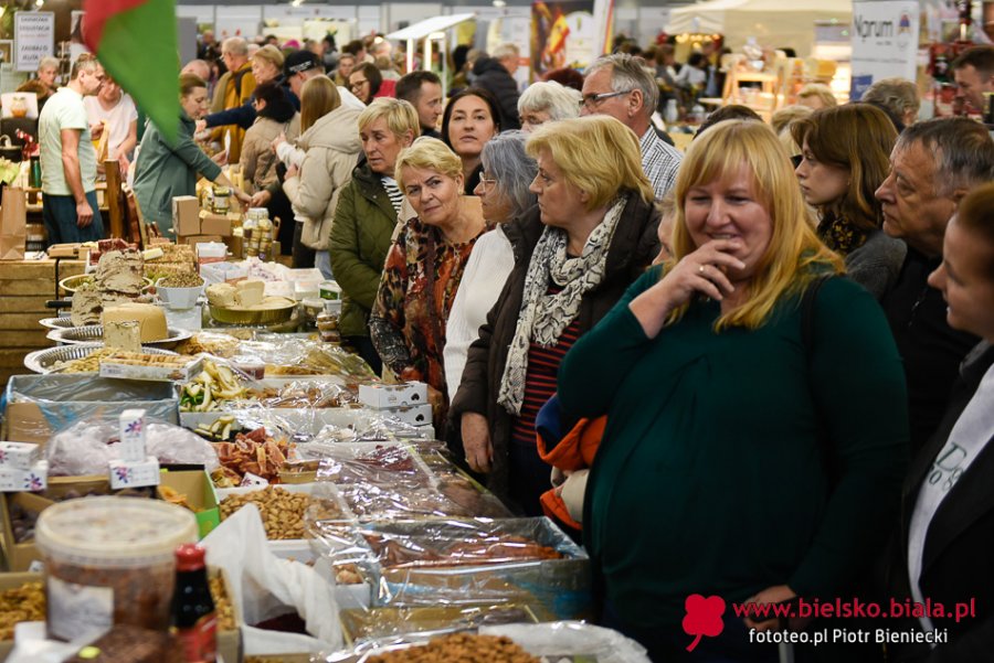 Multum ludzi pod Dębowcem. Ceny niektórych produktów przyprawiają o zawrót głowy ZDJĘCIA