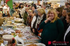 Multum ludzi pod Dębowcem. Ceny niektórych produktów przyprawiają o zawrót głowy ZDJĘCIA