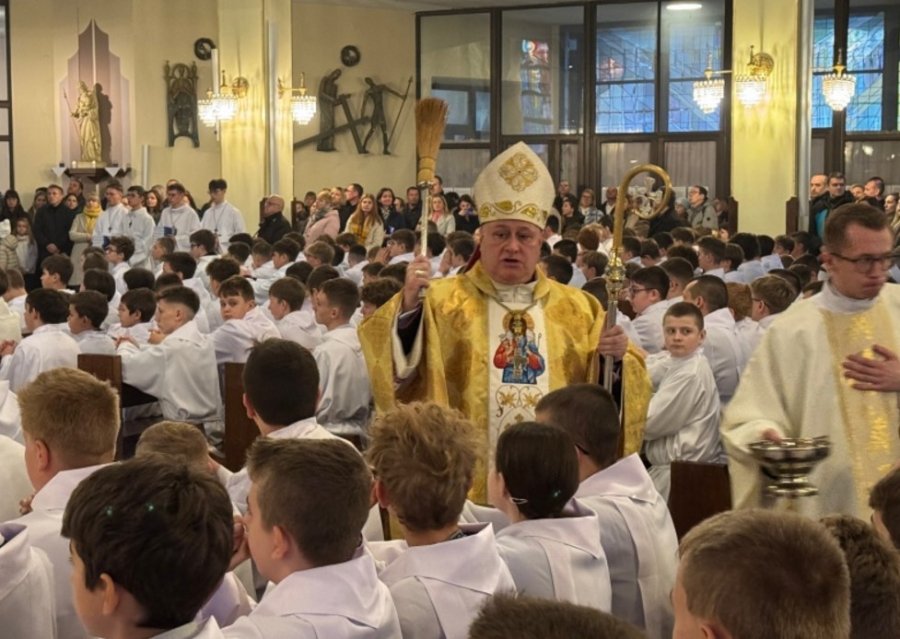 Biskup poświęcił kilkuset chłopców i dziewcząt. Będą służyć w bielskich parafiach - foto