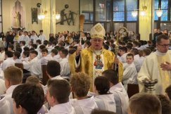 Biskup poświęcił kilkuset chłopców i dziewcząt. Będą służyć w bielskich parafiach - foto