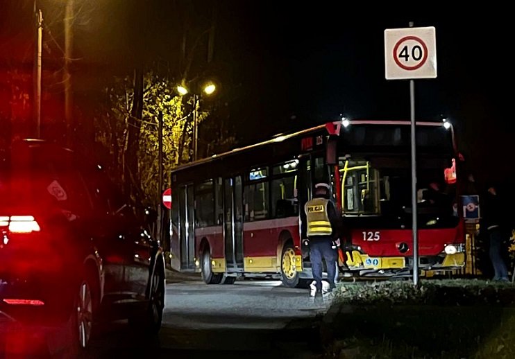 Na przerwie poszedł do sklepu. Gdy wrócił, autobus stał kilkadziesiąt metrów dalej - foto