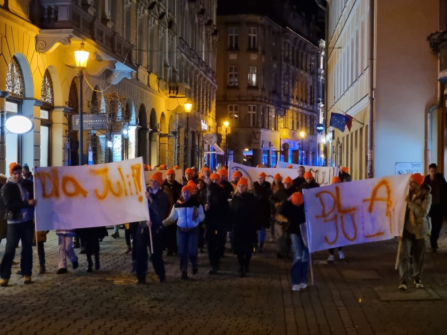 Marsz przeszedł ulicami miasta. Spalili wszystko, co kojarzyło im się ze złem - foto